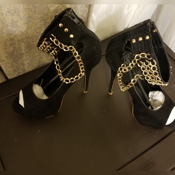 Shoe - Picture 2 of 4